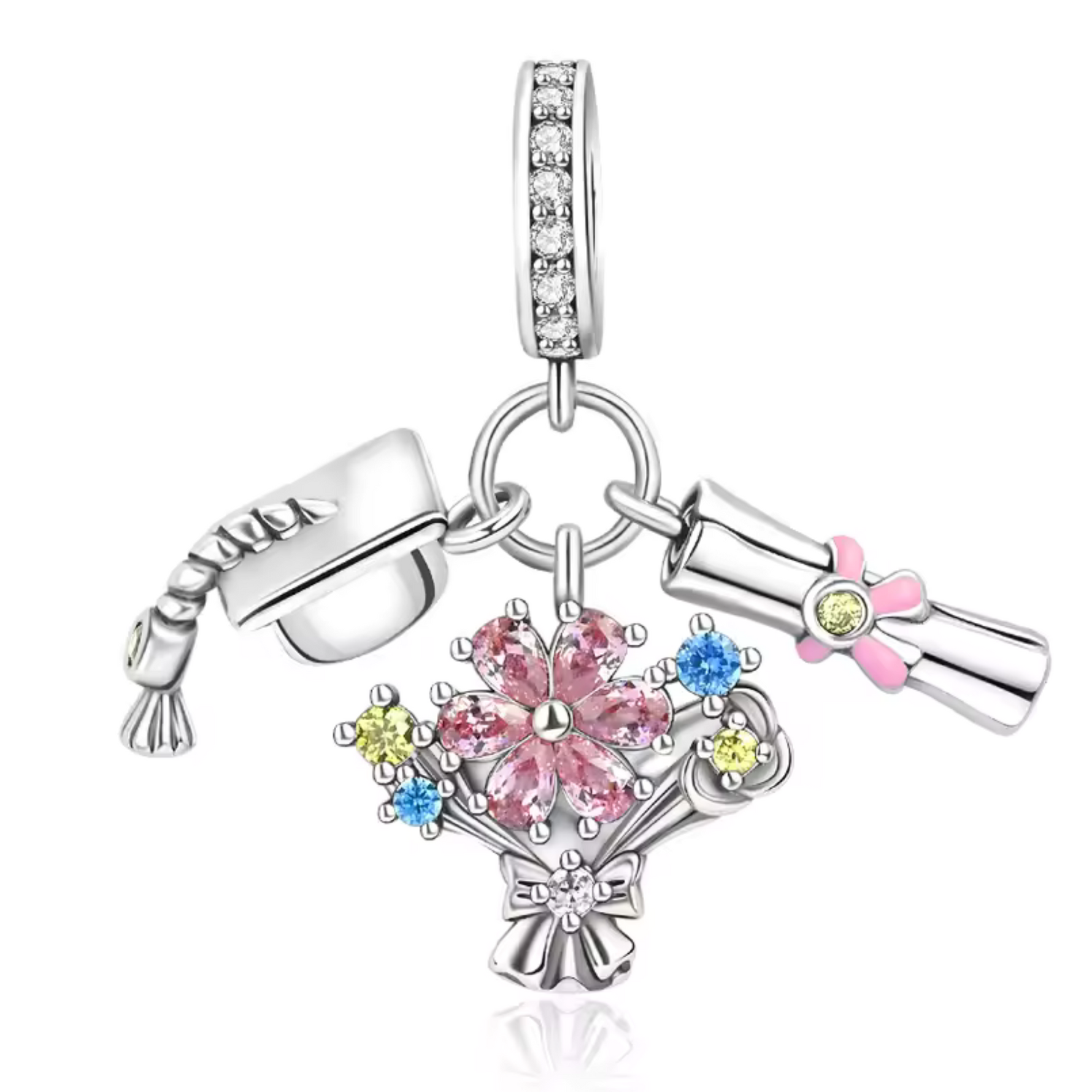 Célébrez l'accomplissement et la réussite avec ce charm en argent 925 représentant un mortarboard, un diplôme et un bouquet de fleurs. Symbole de succès, de fierté et de nouveaux commencements, ce bijou délicatement conçu rend hommage aux moments mémorables des étapes académiques et de l’avancement personnel.

Son design raffiné, sublimé par des détails minutieux, ajoutera une note d’inspiration et de célébration à votre collection.