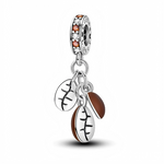 Ce charm pendant en argent 925 est composé d’une bélière circulaire pavée de cristaux blancs et bruns, gravée à l’intérieur de la mention « coffee lover ». Trois mini-breloques en forme de grains de café, alternant argent poli gravé de la nervure centrale et émail brun, sont suspendues à de petits anneaux pour créer un mouvement délicat.

Caractéristiques :
Matière : Argent 925 avec cristaux scintillants et émail brun.
Design : Bélière pavée gravée « coffee lover » et trio de grains de café pendants.
Colori