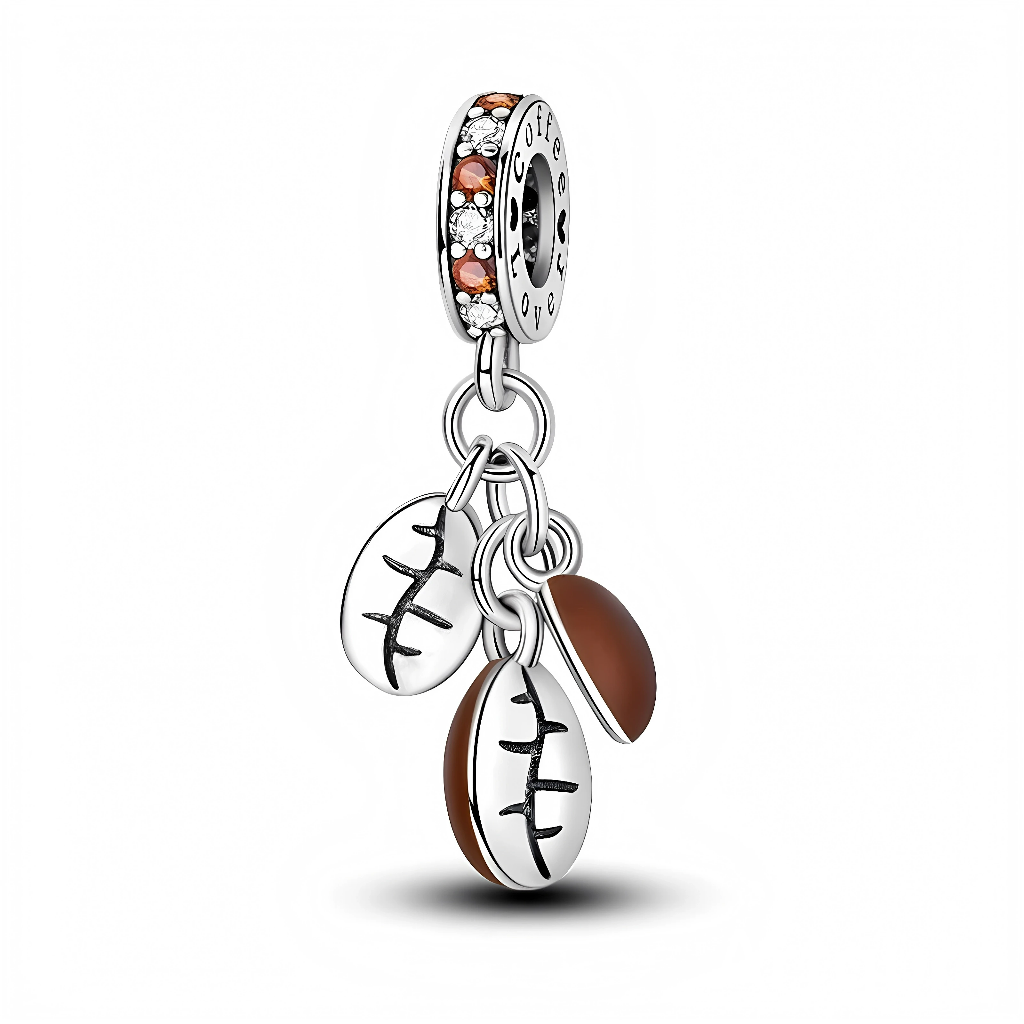 Ce charm pendant en argent 925 est composé d’une bélière circulaire pavée de cristaux blancs et bruns, gravée à l’intérieur de la mention « coffee lover ». Trois mini-breloques en forme de grains de café, alternant argent poli gravé de la nervure centrale et émail brun, sont suspendues à de petits anneaux pour créer un mouvement délicat.

Caractéristiques :
Matière : Argent 925 avec cristaux scintillants et émail brun.
Design : Bélière pavée gravée « coffee lover » et trio de grains de café pendants.
Colori