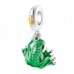Ajoutez une touche de fun et de symbolisme à votre bracelet avec ce charm en argent 925 en forme de grenouille. Reconnue comme un symbole de chance, de transformation et de joie, cette grenouille apportera une énergie positive et ludique à votre collection.