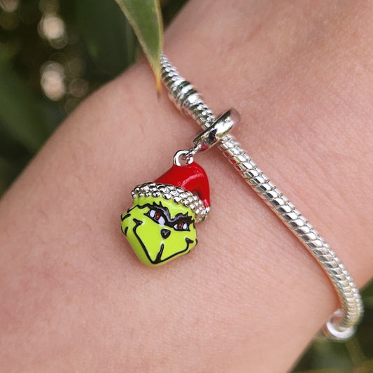 Ajoutez une touche malicieuse à votre collection de fêtes avec ce Charm - Grinch, portant son célèbre chapeau de Père Noël. Fabriqué en argent sterling S925, ce charm représente l’iconique personnage de Dr. Seuss qui, malgré sa nature grincheuse, a su conquérir les cœurs pendant la saison de Noël. Parfait pour ceux qui aiment l'humour et l'esprit décalé des fêtes, ce charm est une pièce incontournable pour les fans du Grinch.