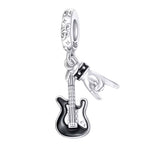 Fais vibrer ton style avec ce charm en argent sterling 925 représentant une guitare accompagnée du signe rock emblématique. Son design dynamique et détaillé capture l’énergie des concerts et la passion de la musique, apportant une touche audacieuse et électrique à ton bracelet. Un bijou parfait pour les esprits libres et les amoureux du rock.

Caractéristiques :

- Matière : Argent 925.
- Design : Guitare et signe rock détaillés avec finitions brillantes.
- Dimensions : Taille standard charm (~1,7 cm hauteu