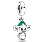 Ajoutez une touche de magie à votre collection avec ce charm en argent sterling S925, représentant le mignon Gus, le fidèle ami de Cendrillon. Ce charm adorable capture l'esprit joyeux et l'innocence de ce petit rat, faisant de lui un choix parfait pour les fans de Disney et ceux qui croient en l'amour et l'amitié. Idéal pour apporter une note de tendresse et de nostalgie à votre bracelet, ce charm évoque les doux souvenirs des contes de fées.