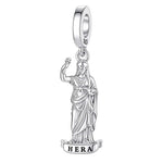 Charm pendentif majestueux représentant Héra, reine des dieux dans la mythologie grecque. Finement travaillé en argent 925, ce pendentif représente la déesse vêtue d’une longue robe drapée et coiffée d’un casque, dans une posture élégante et imposante. L’inscription « HERA » vient compléter ce design inspiré de l’Antiquité.

Caractéristiques :

- Matière : Argent 925.
- Design : Héra représentée dans une tenue antique avec l’inscription « HERA ».
- Style : Mythologique, majestueux, élégant et intemporel.
- 
