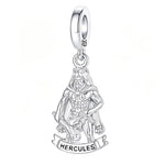Charm pendentif puissant représentant Hercule, inspiré du célèbre héros de la mythologie grecque. Finement travaillé en argent 925, il le représente avec sa cape, sa massue et sa silhouette imposante, accompagné du nom « HERCULES » sur un petit bandeau. Un bijou original et symbolique pour les amateurs de mythologie et de légendes.

Caractéristiques :

- Matière : Argent 925.
- Design : Hercule avec sa massue, sa cape et l’inscription « HERCULES ».
- Style : Mythologique, puissant, détaillé et intemporel.
-