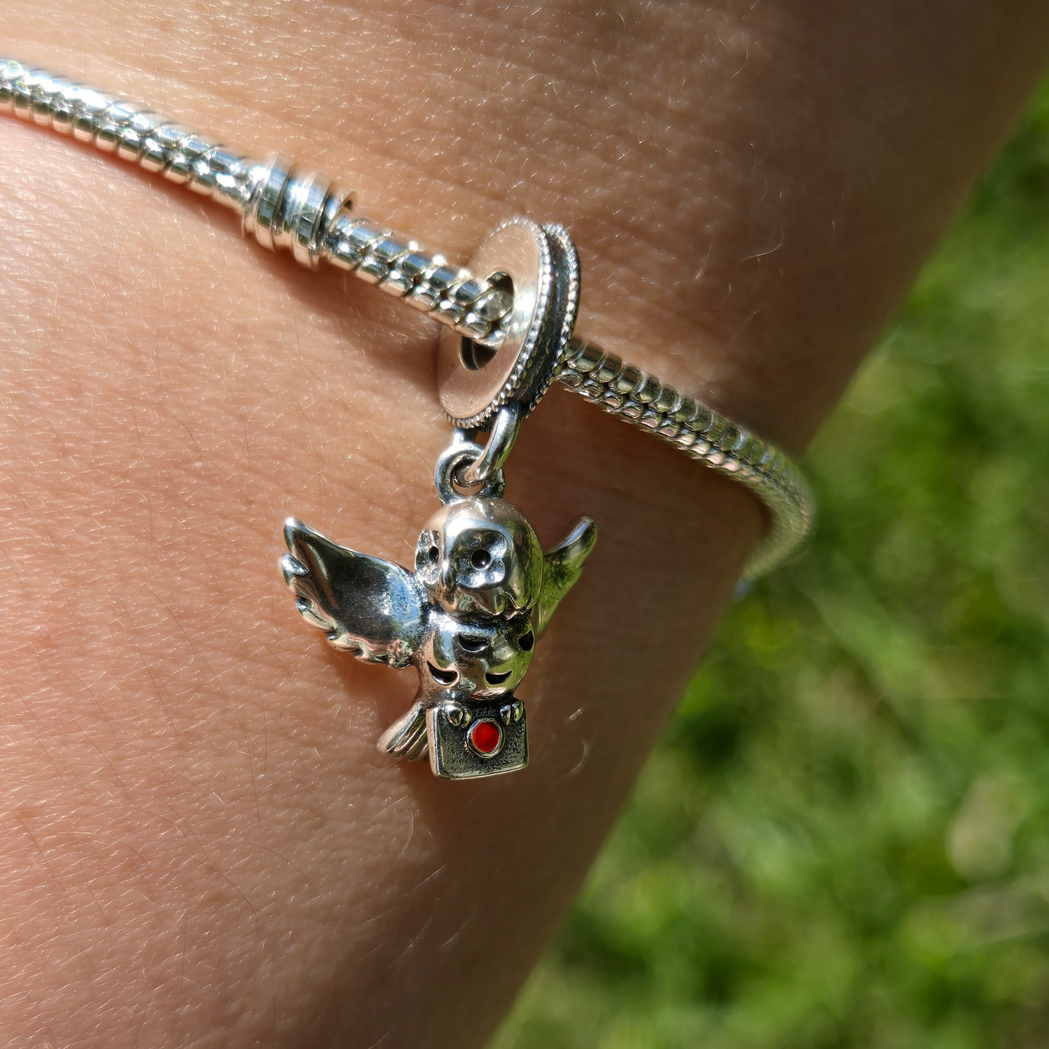 Portez avec vous un symbole de fidélité et de sagesse avec ce magnifique pendentif représentant Hedwige, le hibou emblématique de Harry Potter. Fabriqué en argent sterling 925, ce pendentif de haute qualité capture les détails gracieux et majestueux d'Hedwige, avec des ailes déployées et des yeux perçants. Parfait pour les fans de la saga, ce pendentif ajoute une touche de magie et de nostalgie à votre collier ou bracelet, rendant hommage à l'amie loyale de Harry.