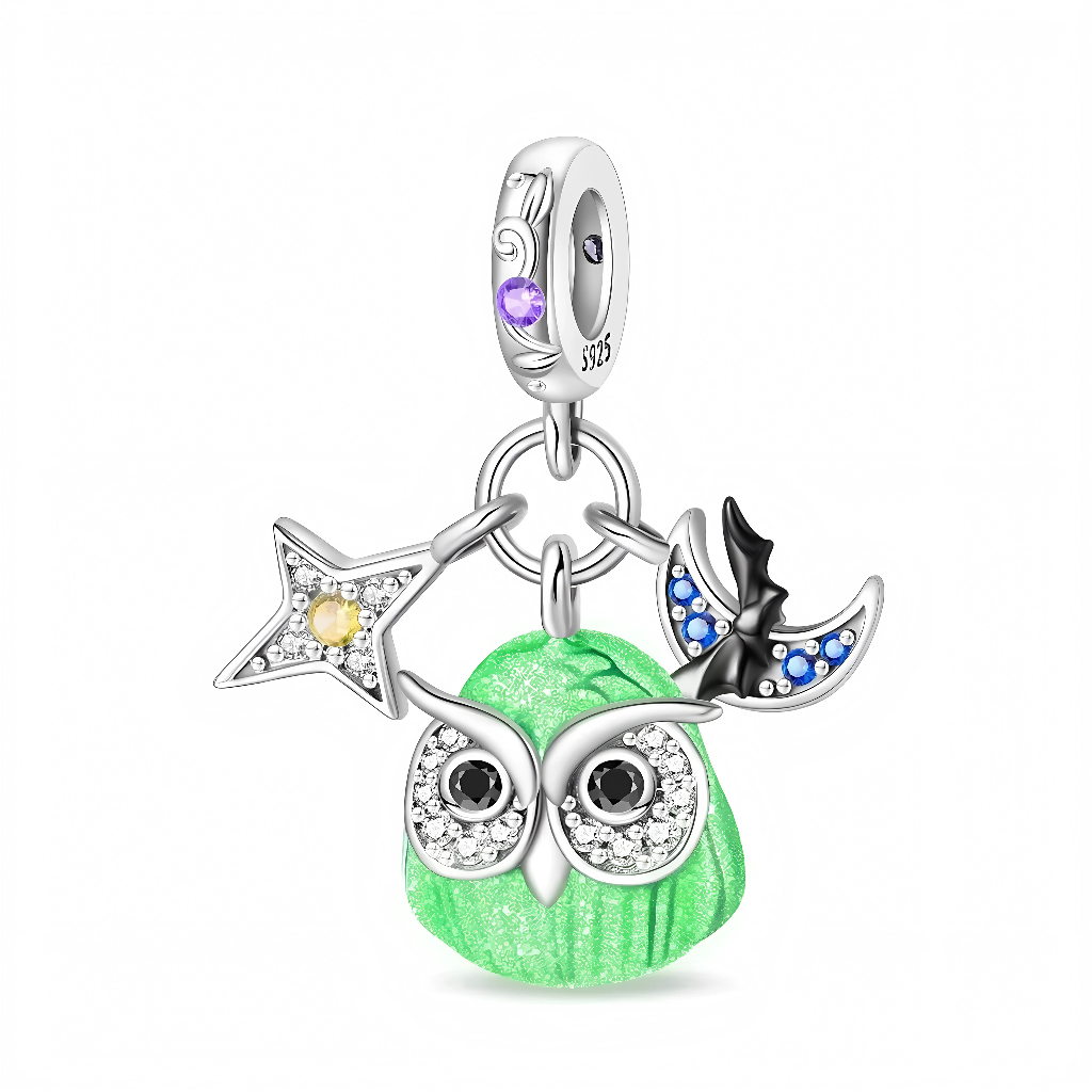 Ce charm pendentif en argent 925 représente un hibou nocturne au corps bombé violet, dont les plumes sont recouvertes d’un émail lumineux qui brille dans le noir après exposition à la lumière. Autour de lui, une étoile sertie de zircons clairs et d’un cristal jaune, ainsi qu’un croissant de lune avec chauve-souris noire incrusté de pierres bleues, renforcent l’atmosphère magique du ciel de nuit.