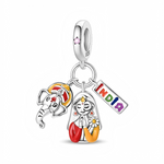 Ce charm pendentif en argent rend hommage à l’Inde avec trois breloques colorées : un visage de divinité éléphantine stylisée, une femme en posture de namasté aux vêtements rouges et safran, et un petit rectangle “India” aux lettres arc-en-ciel. La bélière lisse sertie d’un cristal rose ajoute une touche délicate, idéale pour symboliser un voyage, un attachement culturel ou l’amour de la spiritualité indienne.