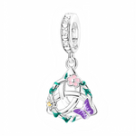 La bélière pavée de zircons transparents apporte de l’éclat, tandis que la partie pendante forme une sorte de couronne ajourée en argent entourée de tiges vertes émaillées. Une fleur rose en haut, une petite marguerite blanche et jaune sur le côté et un papillon violet stylisé complètent la scène, comme un coin de jardin au printemps suspendu au poignet. Ce charm symbolise la beauté de la nature, la renaissance et la liberté, et se marie très bien avec d’autres charms floraux ou papillons.