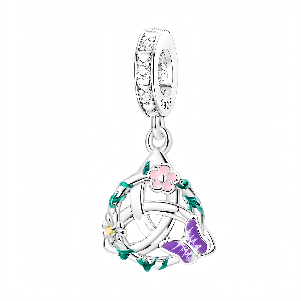 La bélière pavée de zircons transparents apporte de l’éclat, tandis que la partie pendante forme une sorte de couronne ajourée en argent entourée de tiges vertes émaillées. Une fleur rose en haut, une petite marguerite blanche et jaune sur le côté et un papillon violet stylisé complètent la scène, comme un coin de jardin au printemps suspendu au poignet. Ce charm symbolise la beauté de la nature, la renaissance et la liberté, et se marie très bien avec d’autres charms floraux ou papillons.