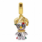 Ce charm revisite la figure du joker de scène avec un style pop : bonnet d’arlequin doré agrémenté d’embouts rouge et vert, collerette texturée et tenue bicolore. Le visage expressif joue sur les codes du cirque et du carnaval avec un œil bouton et un œil spirale, pour une allure malicieuse. Une pièce lumineuse qui attire l’œil, parfaite pour un thème fête, casino, théâtre ou collection décalée.