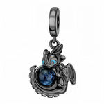 Ce charm capture la douceur et la puissance de Krokmou dans une pose protectrice autour d’une sphère bleue constellée, comme un fragment de ciel nocturne. Les détails des ailes, cornes et écailles sont soulignés par le placage sombre qui contraste avec ses yeux bleus lumineux. Parfait pour un thème fantasy, amitié dragon‑cavalier ou nuit étoilée, c’est une pièce statement qui attire immédiatement le regard.