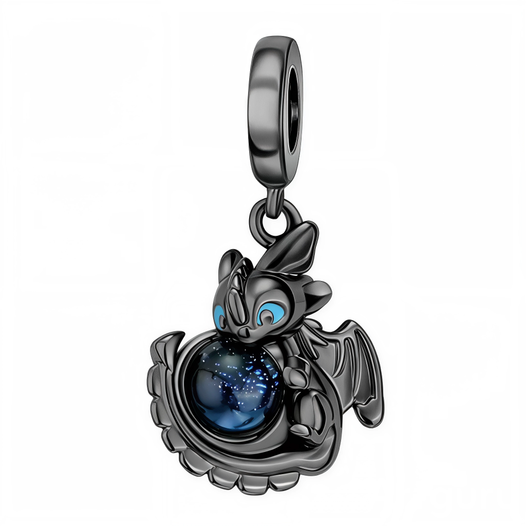 Ce charm capture la douceur et la puissance de Krokmou dans une pose protectrice autour d’une sphère bleue constellée, comme un fragment de ciel nocturne. Les détails des ailes, cornes et écailles sont soulignés par le placage sombre qui contraste avec ses yeux bleus lumineux. Parfait pour un thème fantasy, amitié dragon‑cavalier ou nuit étoilée, c’est une pièce statement qui attire immédiatement le regard.