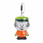 Ce pendentif capture l’allure iconique de Kyle avec sa chapka vert vif, sa veste orange lustrée et son expression malicieuse. Les finitions argentées apportent relief et brillance autour du visage, tandis que les gants verts et les chaussures noires complètent une silhouette fidèle et pleine de caractère. Idéal pour un thème séries cultes, il ajoute une note fun et immédiatement reconnaissable à une composition South Park.