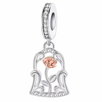 Revivez la magie de La Belle et la Bête avec ce charm pendentif exquis mettant en vedette la célèbre rose enchantée. Fabriqué en argent sterling 925, ce pendentif capture la beauté et la mystique de la rose sous une cloche de verre avec des détails raffinés et une finition éclatante. Parfait pour les fans de Disney et les amateurs de cette romance intemporelle, ce charm ajoutera une touche élégante et rêveuse à votre bracelet ou collier.
