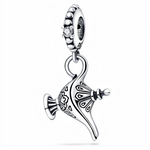 Ce charm oriental mystique expose une lampe à huile ajourée aux motifs arabesques complexes et volutes élégantes, anse courbée et bec verseur finement ciselés, surmontée d'un pommeau rond. Les gravures détaillées et reliefs texturés évoquent puissance enfouie du pendentif suspendu orné perles (S925). Symbole de souhaits libérés et trésors cachés, il exauce les bracelets d'une fumée de prodiges infinis.

Caractéristiques

Matière : Argent 925 avec motifs gravés et perles décoratives.
Design : Lampe 3D ajouré