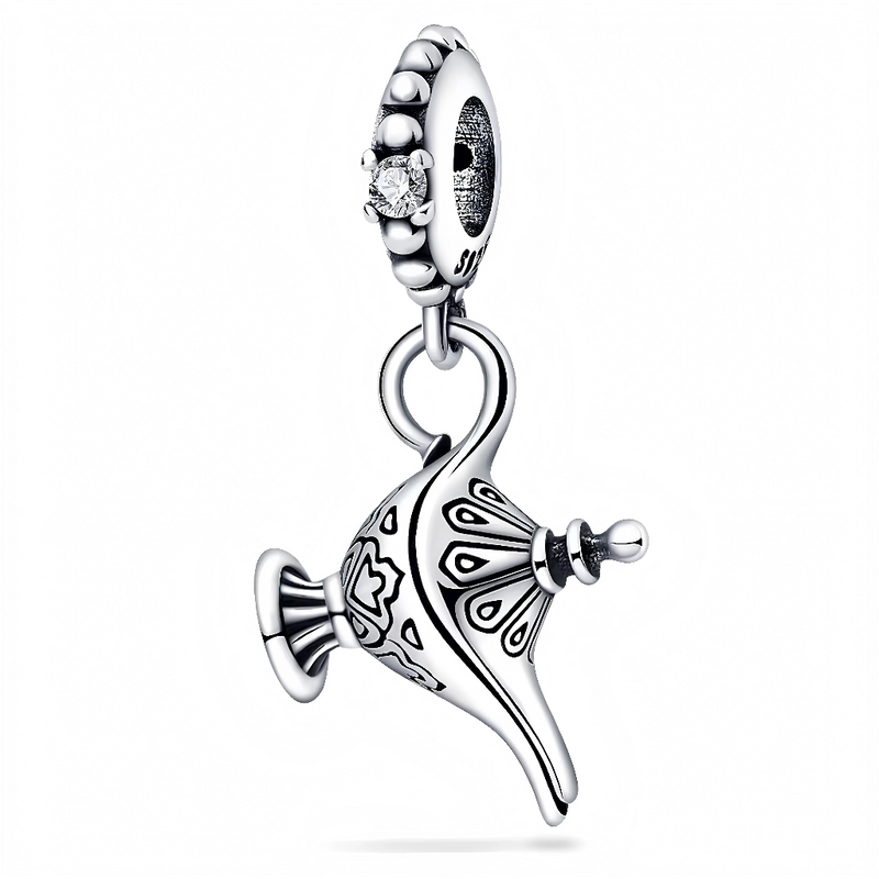 Ce charm oriental mystique expose une lampe à huile ajourée aux motifs arabesques complexes et volutes élégantes, anse courbée et bec verseur finement ciselés, surmontée d'un pommeau rond. Les gravures détaillées et reliefs texturés évoquent puissance enfouie du pendentif suspendu orné perles (S925). Symbole de souhaits libérés et trésors cachés, il exauce les bracelets d'une fumée de prodiges infinis.

Caractéristiques

Matière : Argent 925 avec motifs gravés et perles décoratives.
Design : Lampe 3D ajouré