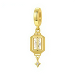 Ce charm pendentif en argent 925 finition dorée représente une lanterne rectangulaire délicatement ajourée, dont les parois claires laissent apparaître un motif fin comme un dessin au trait. Un petit motif étoile serti d’un cristal clair pend sous la lanterne, apportant une touche lumineuse et poétique idéale pour sublimer un bracelet ou un collier.

Caractéristiques :

- Matière : Argent 925 avec finition dorée et cristal clair
- Design : Lanterne suspendue à structure géométrique, ornée d’un pendentif éto