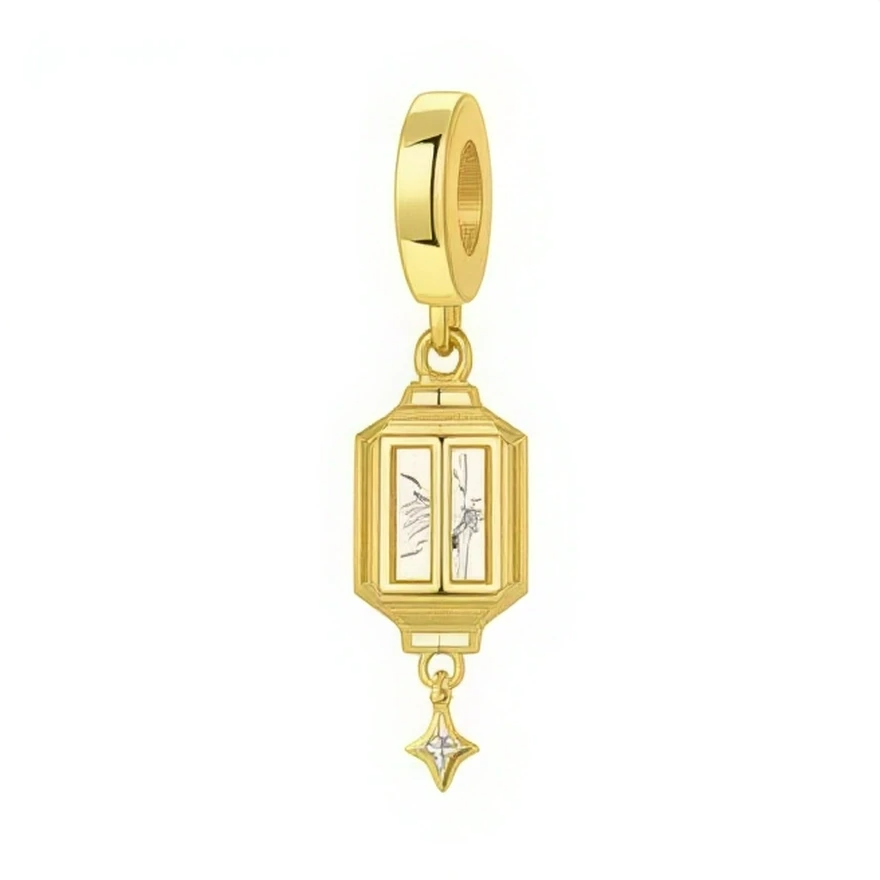 Ce charm pendentif en argent 925 finition dorée représente une lanterne rectangulaire délicatement ajourée, dont les parois claires laissent apparaître un motif fin comme un dessin au trait. Un petit motif étoile serti d’un cristal clair pend sous la lanterne, apportant une touche lumineuse et poétique idéale pour sublimer un bracelet ou un collier.

Caractéristiques :

- Matière : Argent 925 avec finition dorée et cristal clair
- Design : Lanterne suspendue à structure géométrique, ornée d’un pendentif éto
