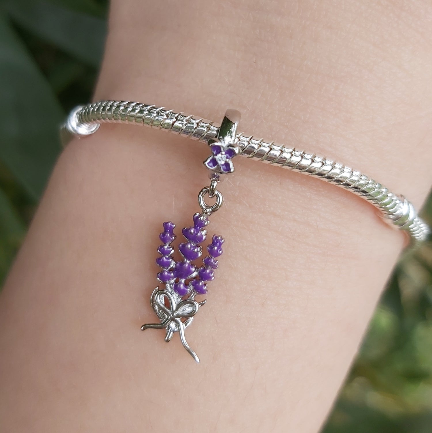 Apportez un parfum de tranquillité à votre collection avec ce charm lavande.
Symbole de calme et de relaxation, ce charm délicatement sculpté représente la lavande, une fleur appréciée pour sa beauté et ses propriétés apaisantes. Un bijou parfait pour ceux qui cherchent à apporter une touche de sérénité à leur quotidien, ou pour offrir un cadeau inspiré par la nature et la douceur.