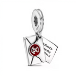Reçois ton invitation enchantée avec ce charm Lettre Poudlard Harry Potter en argent sterling 925, réplique parfaite de la missive verte délivrant l'admission tant attendue à l'école des sorciers. Le parchemin scellé de cire rouge, l'écriture élégante de Poudlard et l'enveloppe usée par le vol d'Hedwige capturent le moment où le monde moldu bascule dans la magie. Suspendue à une bélière lisse compatible bracelets Pandora, cette lettre fatidique annonce ton destin sorcier à chaque mouvement de poignet. Poinç