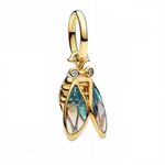 Ce charm pendentif libellule enchante avec ses ailes translucides irisées en dégradé bleu-vert-nacré, un corps doré segmenté et des yeux étincelants de strass. Idéal pour les amateurs de nature fantaisie, style Art Nouveau ou bijoux poétiques, il illumine votre bracelet d'une élégance aérienne et sophistiquée. Fabriqué en argent 925, il offre un rendu luxueux et chatoyant.
