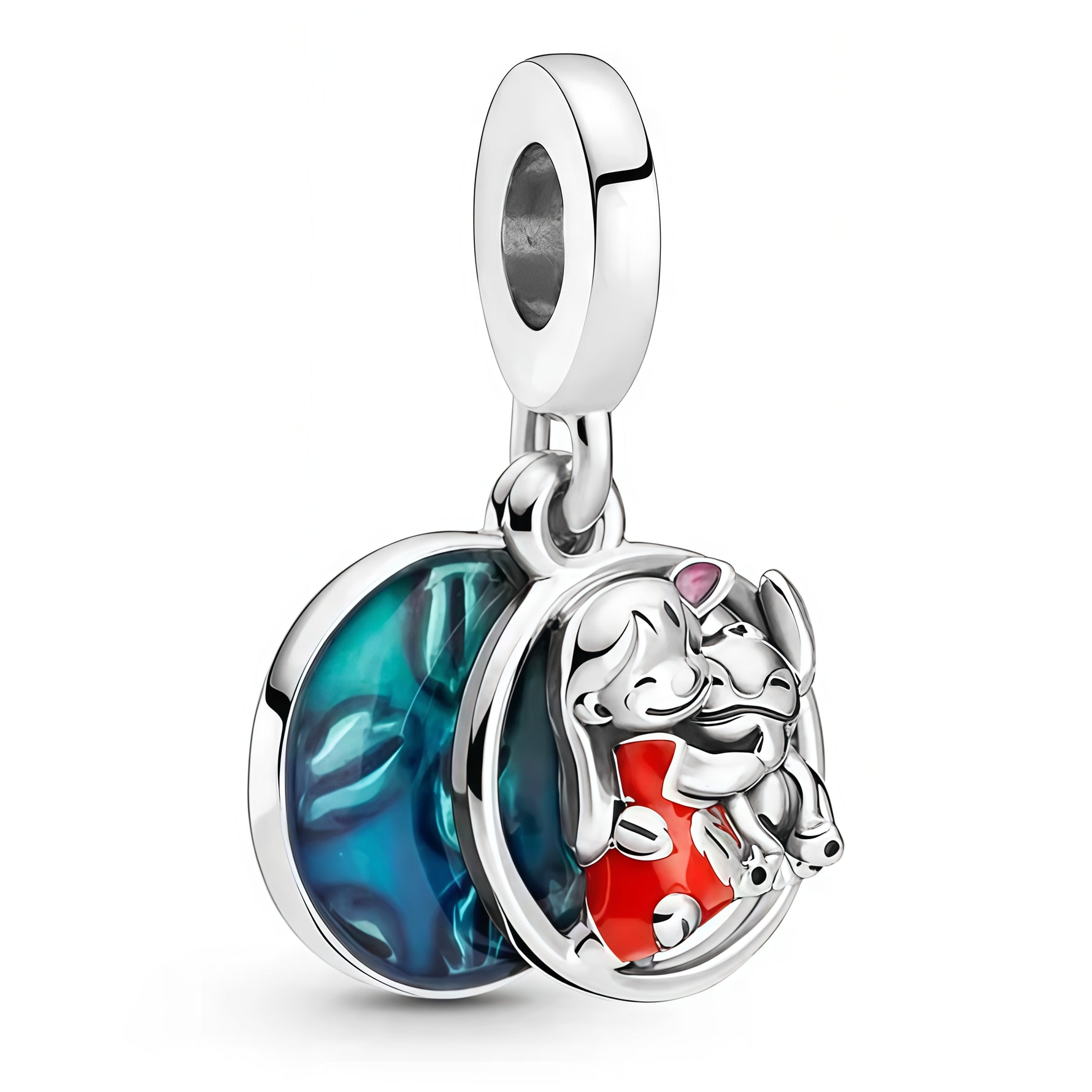 Apporte une touche douce et joyeuse à ton bracelet avec ce charm pendentif Lilo et Stitch. Inspiré de l’univers Disney, ce bijou en argent 925 met en scène le duo emblématique dans un design plein de tendresse et d’originalité. Un charm attachant et symbolique, parfait pour les fans d’Ohana et des bijoux pleins de bonne humeur.

Caractéristiques :

- Matière : Argent 925.
- Design : Pendentif Lilo et Stitch avec finitions soignées.
- Dimensions : Taille délicate et confortable à porter.
- Style : Bijou Disn