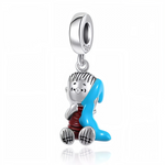 Linus, toujours accompagné de sa précieuse couverture bleue, arrive dans votre collection de charms avec ce pendentif en argent 925 qui capture toute sa douceur et sa sagesse enfantine. Assis, le regard rêveur, il incarne la tendresse et la réflexion de ce personnage inoubliable de Peanuts. Un charm délicat et émouvant, parfait pour les amateurs de l’univers tendre et authentique de Schulz.