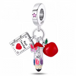 Rendez hommage à un professeur exceptionnel avec ce charm pendentif en argent 925. Il combine un livre gravé de l’inscription "Best Teacher", un crayon finement détaillé et une pomme emblématique, symboles intemporels de l’enseignement et de la gratitude. Un bijou élégant et significatif, parfait pour célébrer les éducateurs qui inspirent et accompagnent chaque élève avec passion.