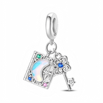 Ce charm double pendant en argent 925 met en scène un petit livre orné d’un croissant de lune opalescent et d’une étoile scintillante, encadrés de cristaux vert, bleu et rose sur la couverture finement gravée. Une clé féerique aux volutes délicates, sertie d’un cristal bleu au centre et terminée par une étoile, pend à côté du livre pour symboliser l’ouverture des secrets et des rêves.

Caractéristiques :

-Matière : Argent 925 avec pierre opalescente et zirconias colorés.
-Design : Livre magique décoré d’un