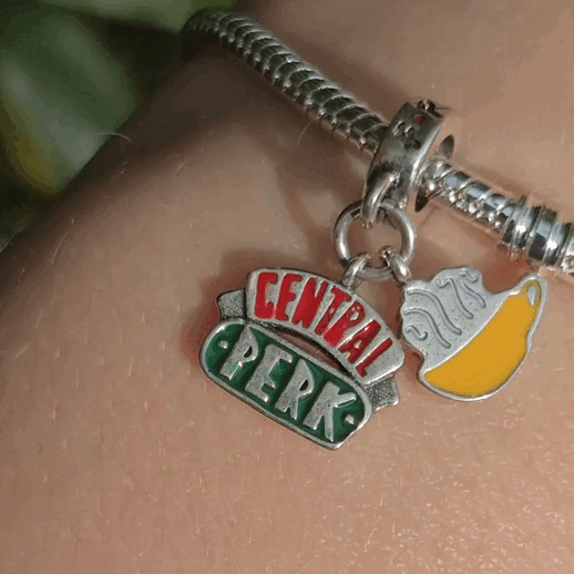 Ce charm pendentif met à l'honneur le célèbre logo du Central Perk avec sa tasse emblématique, le café préféré des personnages de Friends. Représentant un lieu central où les amis se retrouvent, ce charm est idéal pour tous les fans de la série qui souhaitent emporter avec eux un petit souvenir de ce café iconique.