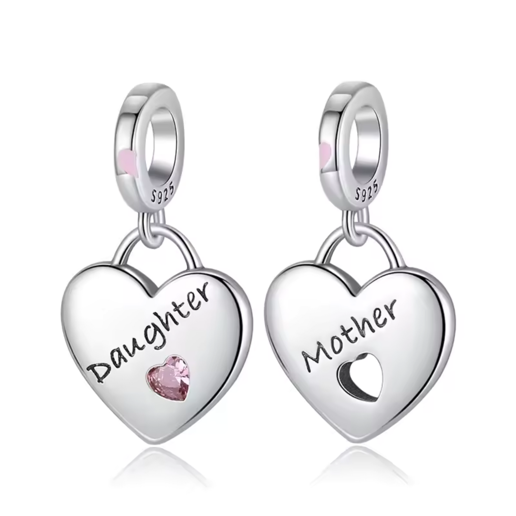 Exprimez l’amour et la complicité avec ces deux charms Mère et Fille, spécialement conçus pour représenter cette relation précieuse. En argent 925, chaque charm est orné de détails raffinés et symboliques, parfaits pour immortaliser des souvenirs inoubliables.
