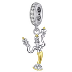 Faites briller votre collection avec l’élégance enjouée de Lumière, le célèbre chandelier de La Belle et la Bête. Ce charm en argent 925 capture toute la personnalité chaleureuse et raffinée du personnage, avec ses bras candélabres et son sourire accueillant. Un bijou étincelant qui évoque la magie, l’hospitalité et l’esprit inoubliable du conte enchanté.