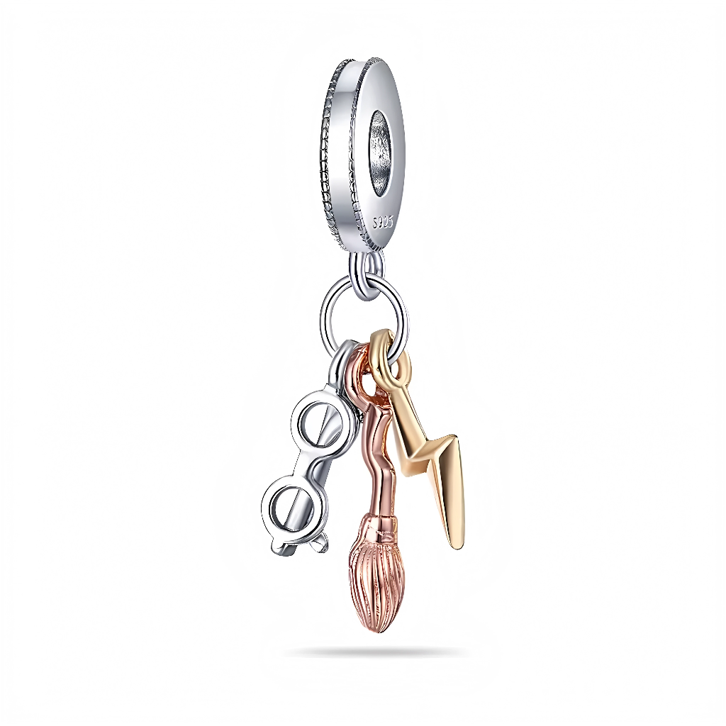 Domine les cieux de Quidditch avec ce charm Lunettes et Nimbus Harry Potter en argent sterling 925, duo iconique des premières victoires aériennes : lunettes rondes emblématiques et balai Nimbus 2000 élancé prêt à fendre les airs. Le manche effilé, les brindilles tressées et les verres ciselés capturent la vitesse fulgurante du premier amour volant d'Harry Potter. Suspendu à une bélière lisse compatible bracelets Pandora, ce bijou champion file à 135 km/h à ton poignet. Poinçonné S925, sans nickel et Bludge
