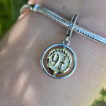 Plongez dans l'univers magique de Harry Potter avec ce charm pendentif Médaillon 9 3/4, un symbole emblématique de la saga. Représentant l'entrée secrète du quai 9 3/4, là où commence le voyage vers Poudlard, ce charm est un hommage parfait aux fans du célèbre sorcier. Il capture l'esprit d'aventure et de mystère qui entoure chaque rentrée scolaire à Poudlard.