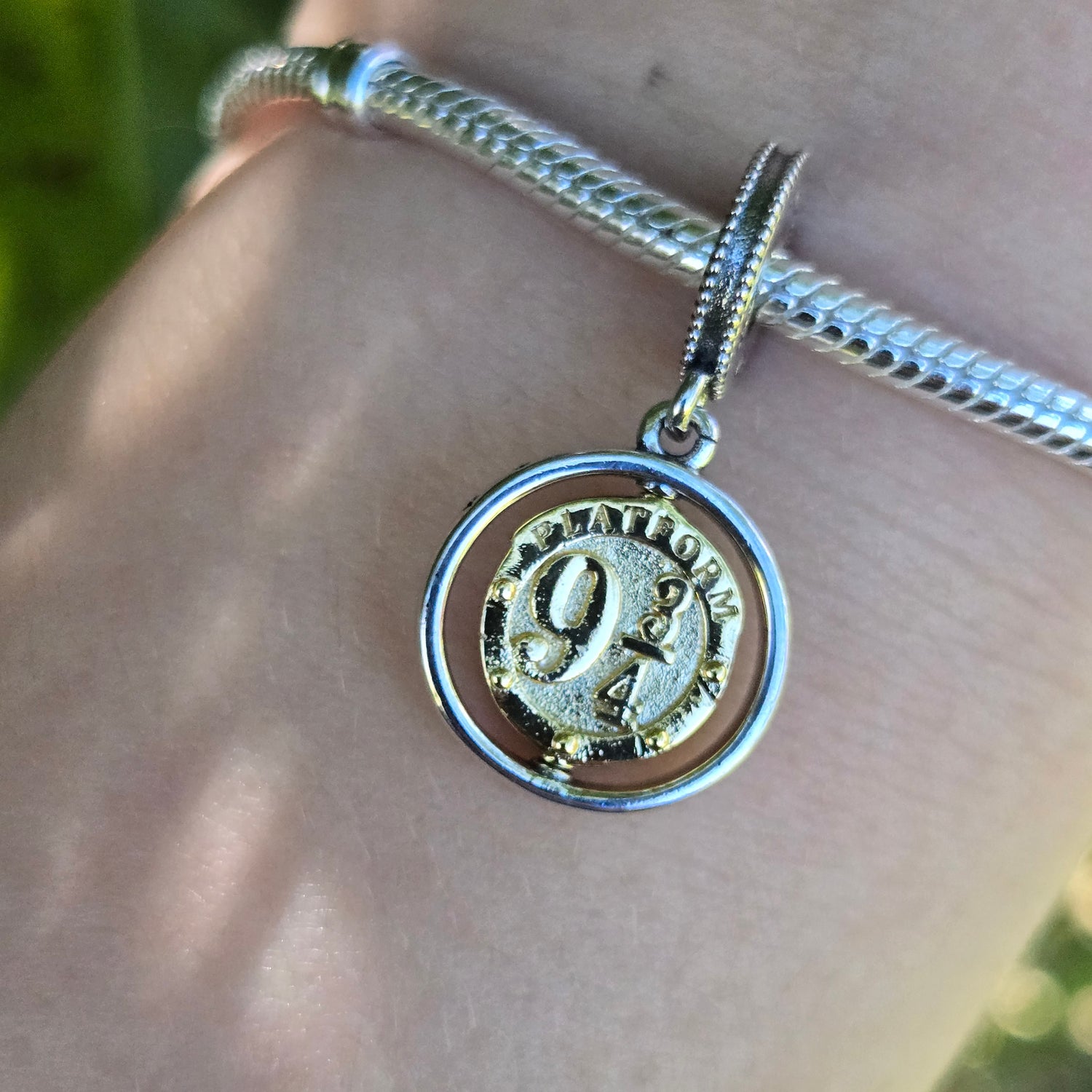 Plongez dans l'univers magique de Harry Potter avec ce charm pendentif Médaillon 9 3/4, un symbole emblématique de la saga. Représentant l'entrée secrète du quai 9 3/4, là où commence le voyage vers Poudlard, ce charm est un hommage parfait aux fans du célèbre sorcier. Il capture l'esprit d'aventure et de mystère qui entoure chaque rentrée scolaire à Poudlard.