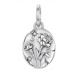 Ce charm poétique raffiné adopte un médaillon ovale argenté finement sculpté de deux œillets en relief, entourés de petites étoiles étincelantes dont certaines serties de cristaux blancs. Les détails ciselés et surface satinée diffusent élégance intemporelle du pendentif (S925). Symbole de douceur florale et vœux lumineux, il pare les bracelets d'une grâce discrète et&nbsp;romantique.

Caractéristiques

Matière : Argent 925 avec cristaux blancs ponctuels.
Design : Médaillon ovale œillets en relief, étoiles 