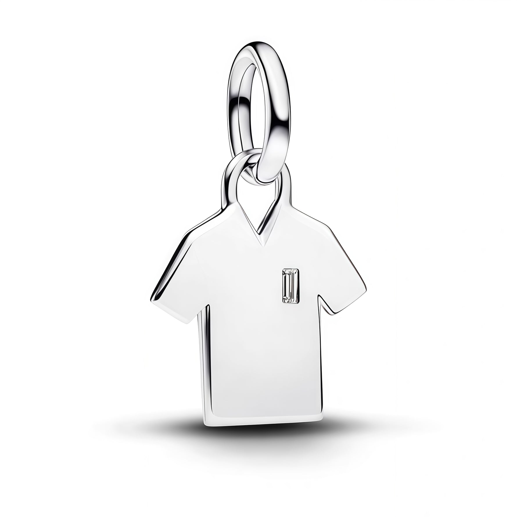 Apporte une touche sportive et moderne à ton bracelet avec ce charm maillot de foot argenté. Son design inspiré de l’univers du football symbolise la passion, l’esprit d’équipe et le dépassement de soi, tout en ajoutant une note élégante et originale à ta collection. Un bijou plein de caractère, parfait pour les amateurs de foot ou pour célébrer un souvenir important.

Caractéristiques :

-&nbsp;Matière : Argent 925.
-&nbsp;Design : Maillot de foot argenté avec finition brillante et détails soignés.
-&nbsp;