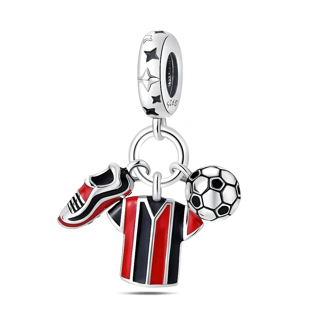 Ce charm pendentif en argent 925 célèbre l’univers du football avec trois breloques ludiques : un maillot rayé rouge, noir et blanc, une chaussure de foot assortie et un ballon classique noir et blanc. Le tout est suspendu à un anneau décoré d’étoiles gravées, pour rappeler les grands matchs et les victoires mémorables.