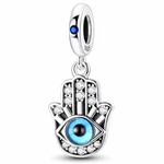Ajoutez une touche symbolique et protectrice à votre collection avec ce charm en Argent 925, représentant une main ornée d’un œil et d’un strass bleu éclatant. Un bijou raffiné qui allie style et signification.