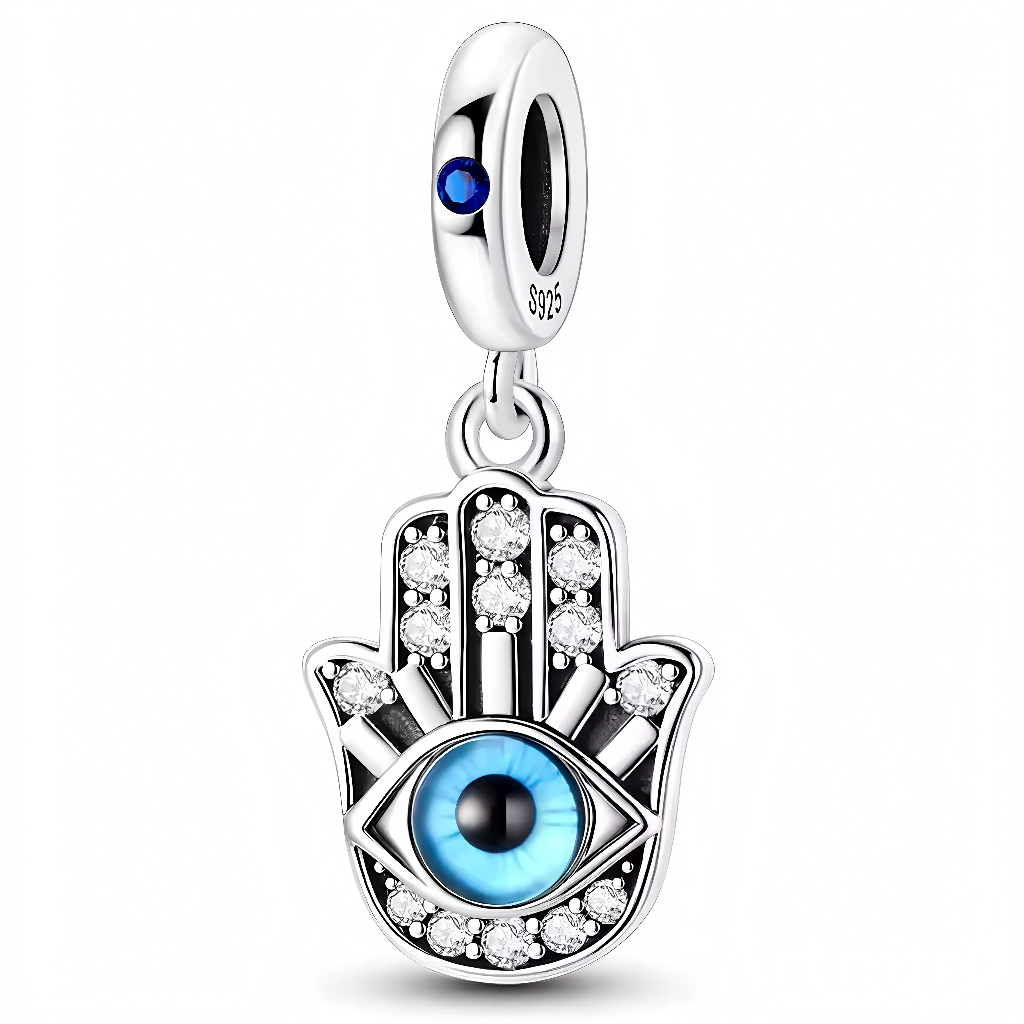 Ajoutez une touche symbolique et protectrice à votre collection avec ce charm en Argent 925, représentant une main ornée d’un œil et d’un strass bleu éclatant. Un bijou raffiné qui allie style et signification.