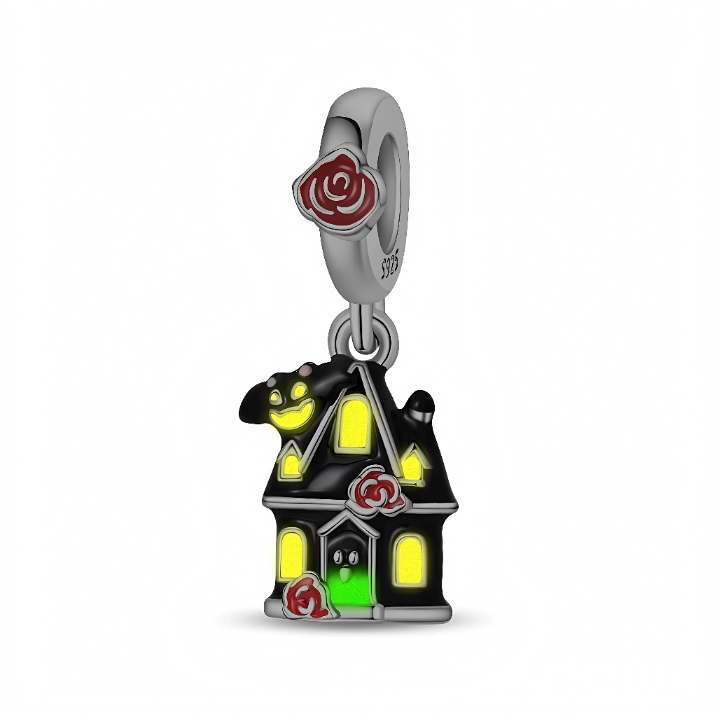 Ce charm pendant en argent 925 représente une petite maison hantée noire aux fenêtres jaune vif et à la porte vert fluo, pour un effet lumineux façon « glow in the dark ». Un fantôme souriant apparaît sur le toit, tandis que plusieurs roses rouges émaillées décorent la façade et la bélière, qui reste lisse et facile à enfiler sur un bracelet.

Caractéristiques :

-Matière : Argent 925 avec émail coloré et détail lumineux.
-Design : Maison hantée avec fantôme, fenêtres éclairées et roses rouges en relief.
-C