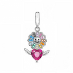 La fleur en argent 925 présente un centre rond poli avec un visage souriant, entouré de nombreux pétales sertis de zircons multicolores dans toutes les teintes de l’arc‑en‑ciel. Sous la marguerite, un gros cristal en forme de cœur rose vif est encadré de deux petites feuilles argentées stylisées, ce qui donne l’impression d’une tige terminée par un cœur. La bélière lisse et rectangulaire garde un style minimaliste afin de laisser toute l’attention sur le motif joyeux de la fleur.