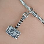Apportez une touche divine et héroïque à votre collection avec ce charm représentant Mjolnir, le marteau légendaire de Thor. Fabriqué en argent sterling 925, ce charm de haute qualité est compatible avec tous les bracelets Pandora, garantissant une intégration parfaite à votre bijou préféré. Idéal pour les fans de Thor et de l'univers Marvel, ce charm capture la puissance et l'autorité du dieu du tonnerre, ajoutant une note de force et de mythologie nordique à votre bracelet.