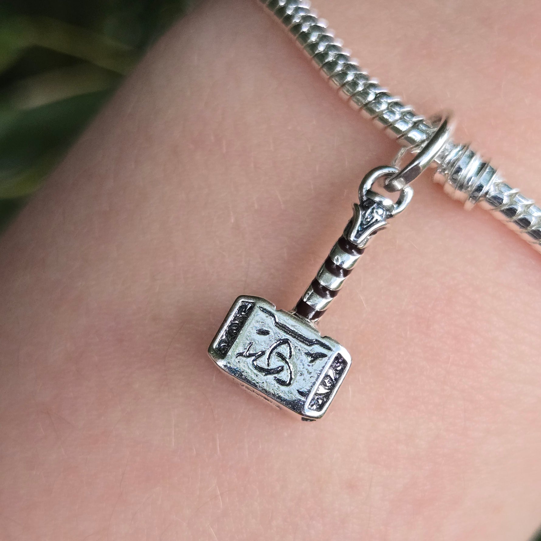 Apportez une touche divine et héroïque à votre collection avec ce charm représentant Mjolnir, le marteau légendaire de Thor. Fabriqué en argent sterling 925, ce charm de haute qualité est compatible avec tous les bracelets Pandora, garantissant une intégration parfaite à votre bijou préféré. Idéal pour les fans de Thor et de l'univers Marvel, ce charm capture la puissance et l'autorité du dieu du tonnerre, ajoutant une note de force et de mythologie nordique à votre bracelet.