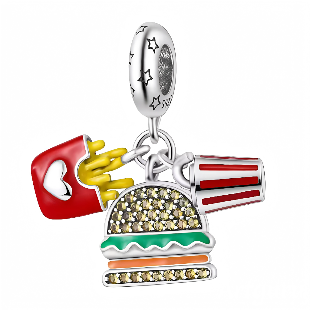Craquez pour une touche américaine décalée avec ce charm “Menu Fast-Food”, réalisé en Argent 925 (S925) ! Il réunit une barquette de frites rouges à cœur argenté, un burger garni de cristaux jaunes, de détails verts et orange, ainsi qu’une gobelet décoré de rayures rouges. La bélière est ornée de petites étoiles en relief pour compléter l’ambiance festive. Parfait pour personnaliser votre bracelet avec humour et originalité.