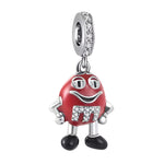 Apporte une touche fun et gourmande à ton bracelet avec ce charm pendentif MetM’s. Inspiré de l’univers coloré des célèbres bonbons, ce bijou met en valeur un design ludique et original avec des finitions brillantes qui rappellent l’esprit joyeux de la marque. Un charm plein de pep’s, parfait pour les amateurs de pièces décalées et colorées.

Caractéristiques :

- Matière : Argent 925.
- Design : Pendentif inspiré des MetM’s avec finitions soignées.
- Dimensions : Taille délicate et confortable à porter.
- 