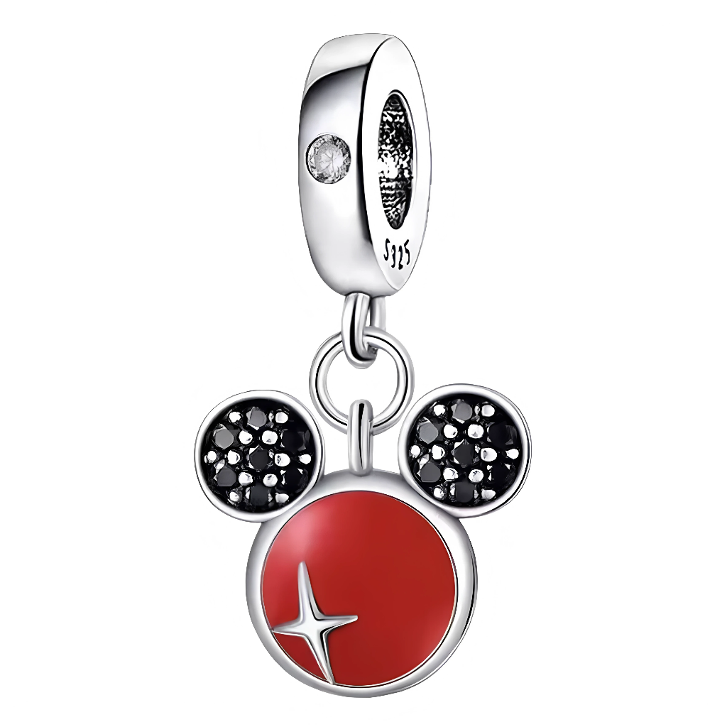 Exprimez votre amour pour l'icône intemporelle de Disney avec ce charm pendentif mettant en vedette Mickey Mouse. Fabriqué en argent sterling 925, ce pendentif capture le charme irrésistible de Mickey avec des détails élégants et une finition brillante. Parfait pour les fans de Disney et les collectionneurs de bijoux, ce charm ajoute une touche joyeuse à votre bracelet ou collier, célébrant le personnage emblématique de Mickey Mouse.