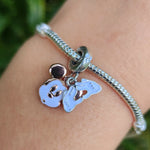 Exprimez votre amour pour l'icône intemporelle de Disney avec ce charm pendentif mettant en vedette Mickey Mouse. Fabriqué en argent sterling 925, ce pendentif capture le charme irrésistible de Mickey avec des détails élégants et une finition brillante. Parfait pour les fans de Disney et les collectionneurs de bijoux, ce charm ajoute une touche joyeuse à votre bracelet ou collier, célébrant le personnage emblématique de Mickey Mouse.