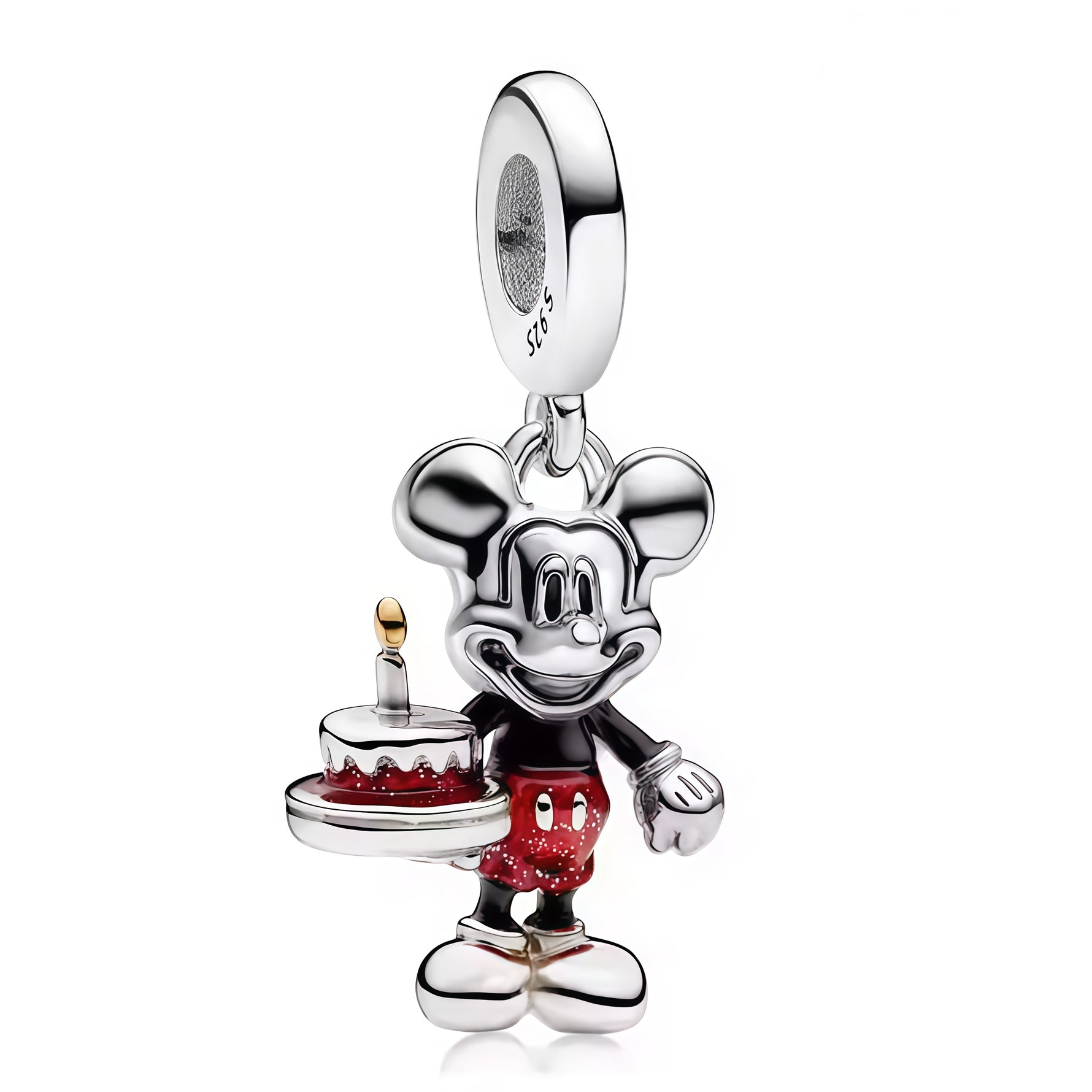Apporte une touche festive et joyeuse à ton bracelet avec ce charm pendentif Mickey avec gâteau d’anniversaire. Inspiré de l’univers Disney, ce bijou met en scène Mickey dans une ambiance pleine de fête et de bonne humeur, avec un design détaillé et des finitions soignées. Un pendentif original et plein de charme, parfait pour célébrer un anniversaire avec magie.

Caractéristiques :

- Matière : Argent 925
- Design : Mickey avec gâteau d’anniversaire en version charm pendentif, avec finitions précises.
- Di